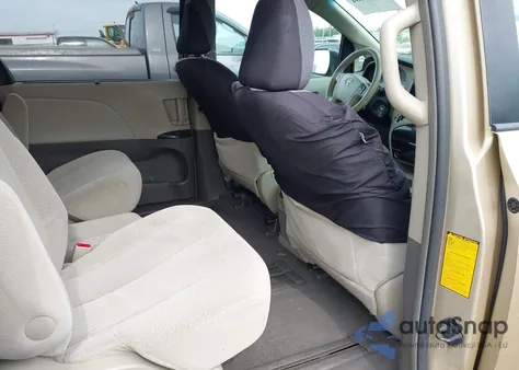 2011 Toyota Sienna Le V6 z USA, uszkodzony, nr VIN 5TDKK3DC3BS080418